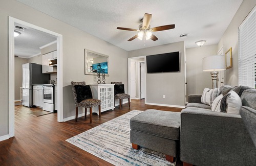 Barling Casa | The Coach House-Cozy 3BR in Town