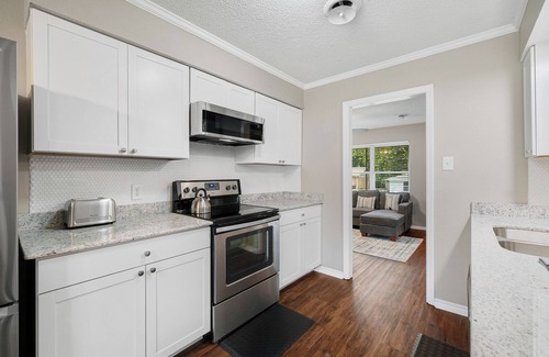 Barling Casa | The Coach House-Cozy 3BR in Town
