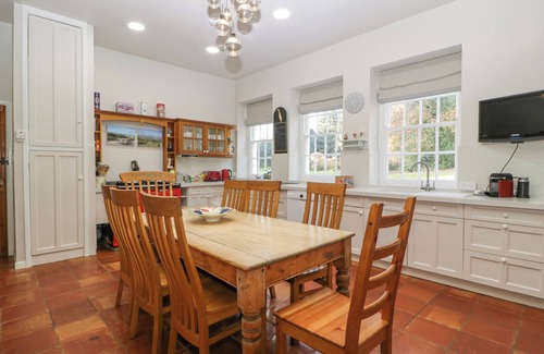 Llanwenarth Cabaña | THE COACH HOUSE, family friendly, with a garden in Abergavenny