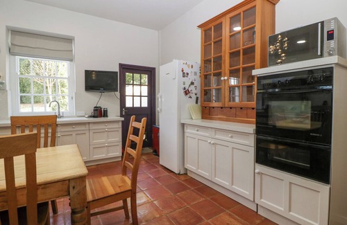 Llanwenarth Cabaña | THE COACH HOUSE, family friendly, with a garden in Abergavenny