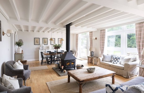 Penicuik Cabaña | The Coach House, Pentland Hills - Sleeping 6 Guests in 3 Bedrooms, Dog Friendly