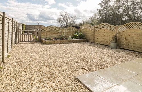 Wedmore Cabaña | THE COAL HOUSE AT MENDIP VIEW, with a garden in Wedmore