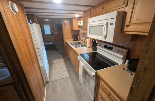 Horseshoe Beach Cabina | The coastal cabin ready for your family, friends, and your furry family members.