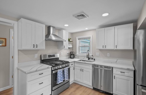 South Kingstown Casa | The Coastal Cottage- Superhosts- Hot tub, fire pit, 10 mins to the beach & URI!