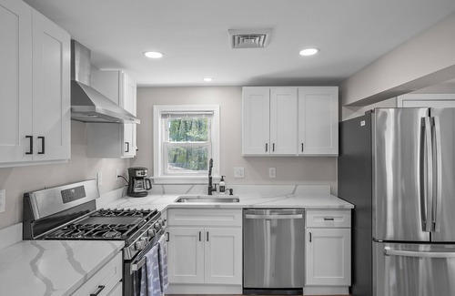 South Kingstown Casa | The Coastal Cottage- Superhosts- Hot tub, fire pit, 10 mins to the beach & URI!