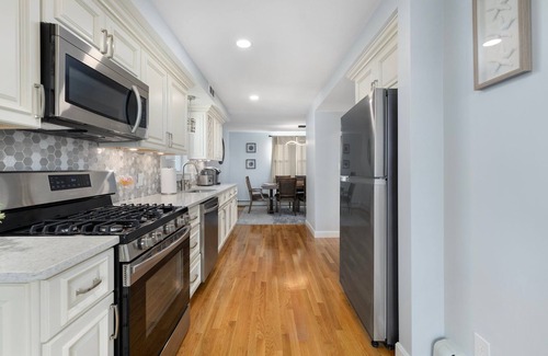 Edgewood Casa | The Coastal Vibes House in historic Pawtuxet Village! 1 minute to harbor.