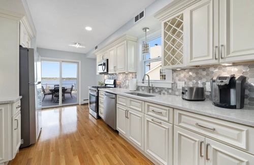 Edgewood Casa | The Coastal Vibes House in historic Pawtuxet Village! 1 minute to harbor.