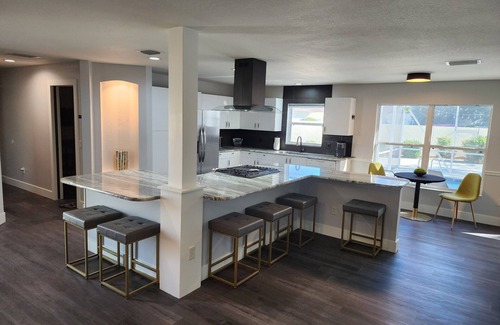 Piedmont Casa | The Coconut Courtayrd-Private Heated Saltwater Pool-Minutes From Fun-Walk 2 Golf