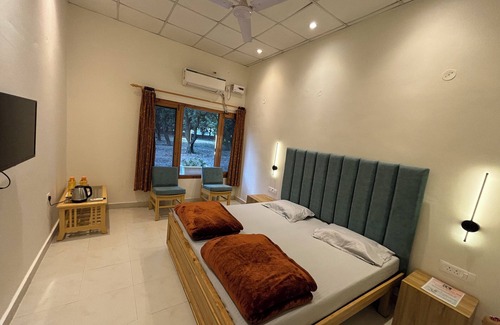 Dehradun Cama Y Desayuno | The Cocoon - Boutique Stay