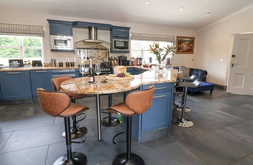 Saint Asaph Cabaña | THE COLONNADE, pet friendly, character holiday cottage in Trefnant