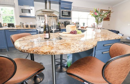 Saint Asaph Cabaña | THE COLONNADE, pet friendly, character holiday cottage in Trefnant