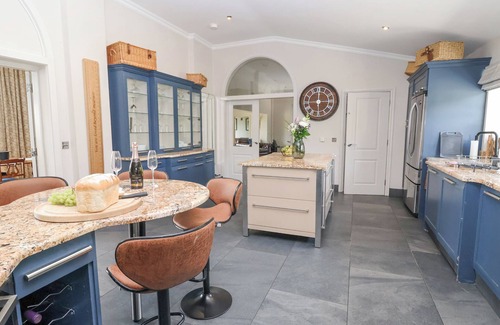 Saint Asaph Cabaña | THE COLONNADE, pet friendly, character holiday cottage in Trefnant