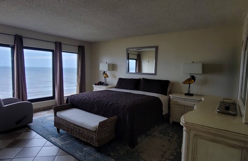 Northeast Virginia Beach Complejo | The Colony Condominiums Oceanfront Unit with Amazing Oceanfront Balcony