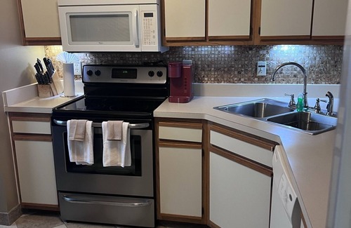 Northeast Virginia Beach Complejo | The Colony Condominiums Oceanfront Unit with Amazing Oceanfront Balcony