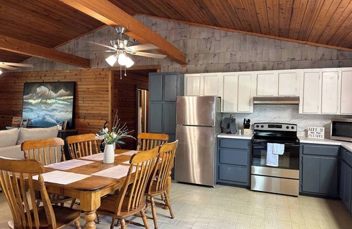 Kelly Casa | The Columbia Cabin Escape