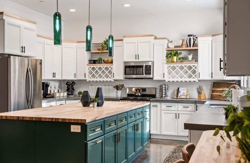 Hurricane Casa | The Compass Rose: Luxury home, Hot Tub, Pickleball