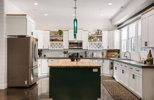 Hurricane Casa | The Compass Rose: Luxury home, Hot Tub, Pickleball