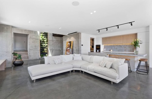Ocean Grove Casa | The Concrete Beach Pad!