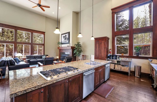 McCall Cabina | The Conifer Lodge - Rustic & Grand! SLEEPS 35, PET FRIENDLY, 4 DIFFERENT WINGS.