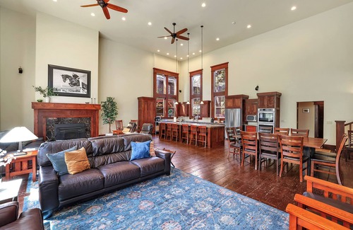McCall Cabina | The Conifer Lodge - Rustic & Grand! SLEEPS 35, PET FRIENDLY, 4 DIFFERENT WINGS.