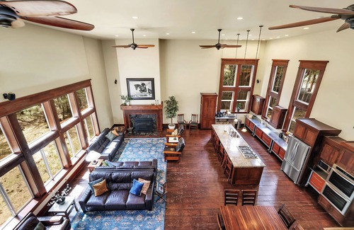 McCall Cabina | The Conifer Lodge - Rustic & Grand! SLEEPS 35, PET FRIENDLY, 4 DIFFERENT WINGS.