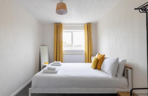 Witney Casa | The Conifers large detached home with off street parking