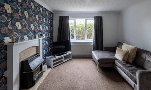 Witney Casa | The Conifers large detached home with off street parking