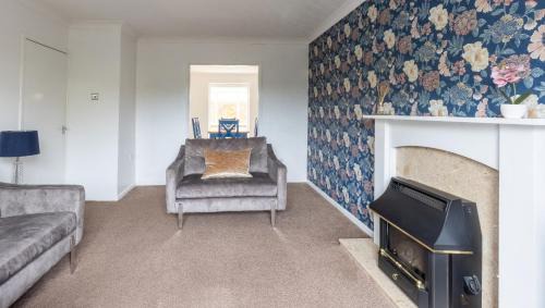 Witney Casa | The Conifers large detached home with off street parking