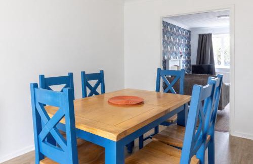 Witney Casa | The Conifers large detached home with off street parking