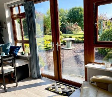 Mayglass Apartamento | The Conifers Studio Apartment With Private Garden