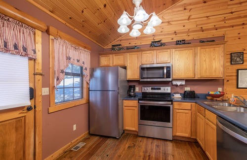 Branson Theater District Cabina | "The Constitution" Luxury Cabin at Branson Woods Resort