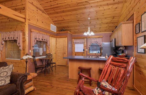 Branson Theater District Cabina | "The Constitution" Luxury Cabin at Branson Woods Resort