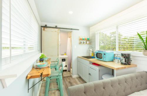 Johnson City Casa | The Container Retreat @ 290 Wine Trail #1 Escape to Hye, TX