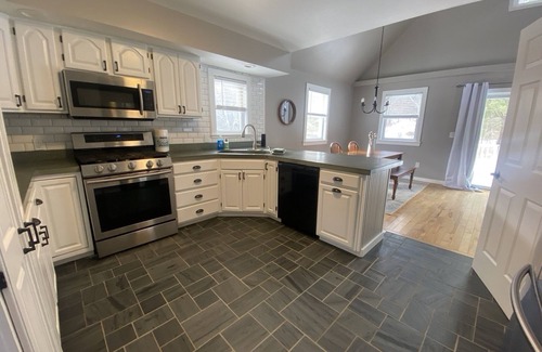 Williston South Casa | The Convenient Cape - Privacy, Hot Tub, Lots of space 5 minutes to I-89!