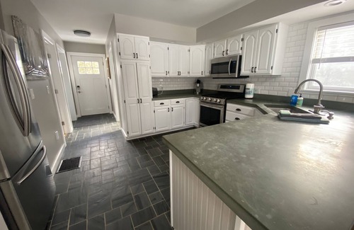 Williston South Casa | The Convenient Cape - Privacy, Hot Tub, Lots of space 5 minutes to I-89!