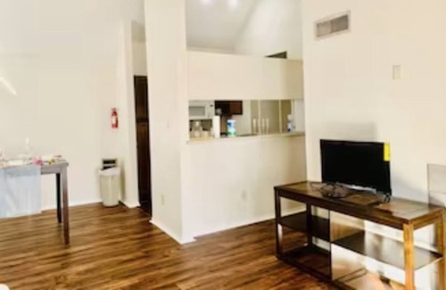 Greater Fondren Southwest Condominio | The convenient clean modern Condo