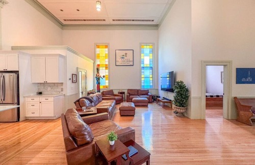 Conway Casa | The Conway Meeting House + Church | 10 BDRM + Pond