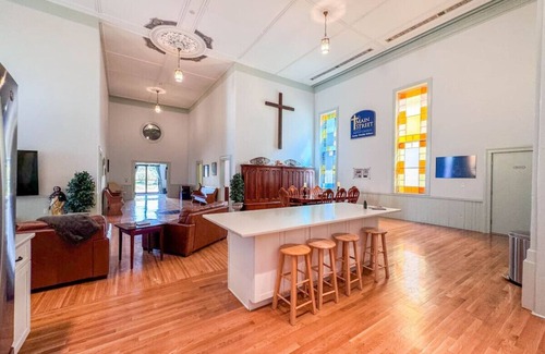 Conway Casa | The Conway Meeting House + Church | 10 BDRM + Pond