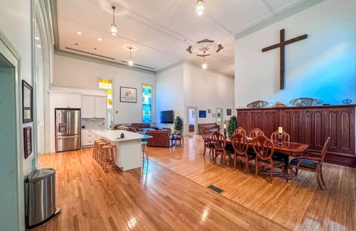 Conway Casa | The Conway Meeting House + Church | 10 BDRM + Pond