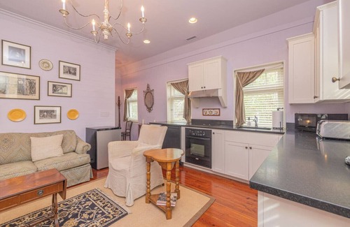 Downtown Charleston Apartamento | The Cookhouse Charm~Historic Garden District Apt.