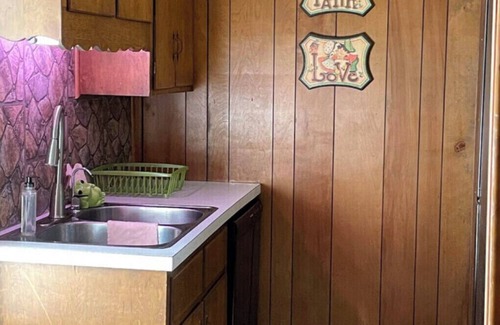 Hamden Apartamento | The Cool Cat is a spacious two bedroom 70's themed apartment located in Hamden,