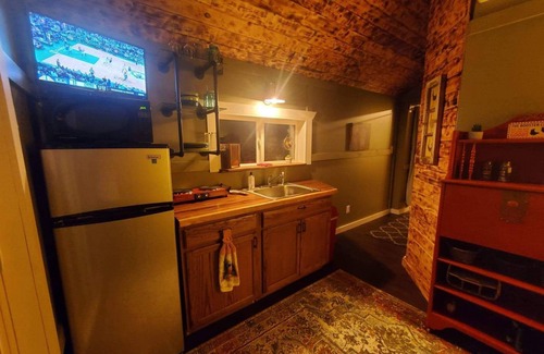 Williamsburg Casa | "The Coop" - Guest/Tiny House in a country setting- 3 Miles to GLEF
