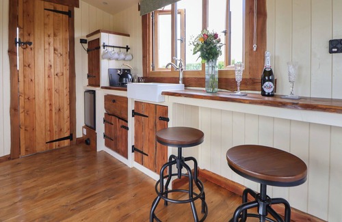 Sugnall Cabaña | THE COOP, pet friendly, with hot tub in Woore