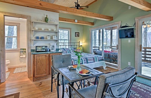 Stecoah Cabina | Serene Robbinsville Cabin w / Screened Porch & Grill
