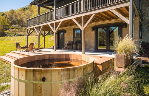 Vilas Casa | The Copper Cabin: Creek-side Mountain Luxury