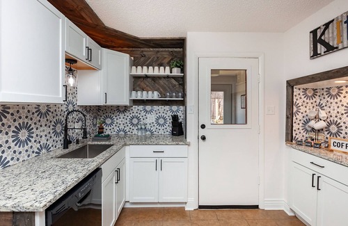 Des Moines Casa | The CORN CRIB: Spa - Game Room - BBQ - Office - DOWNTOWN - Sleeps 14