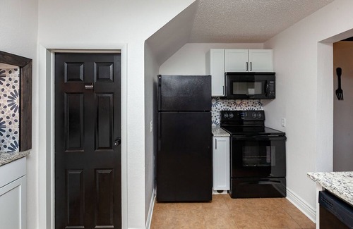 Des Moines Casa | The CORN CRIB: Spa - Game Room - BBQ - Office - DOWNTOWN - Sleeps 14