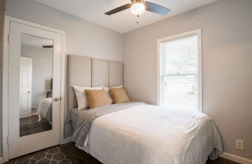 West Peoria Casa | THE CORNER COTTAGE - Contemporary 2BD in Peoria