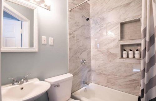 West Peoria Casa | THE CORNER COTTAGE - Contemporary 2BD in Peoria