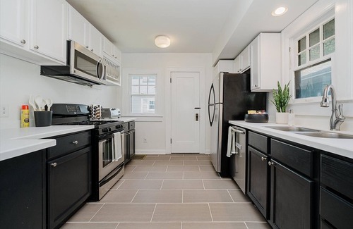 Meridian-Kessler Casa | The Corner Cottage -Walkable, Comfortable, Stylish